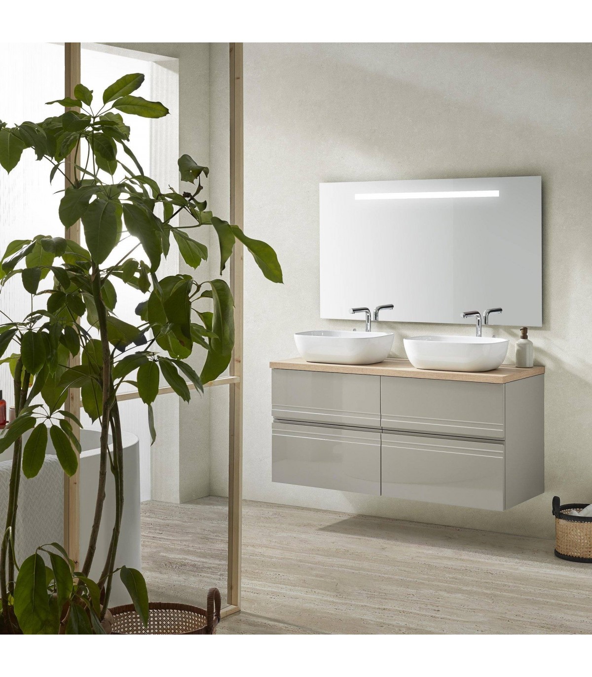 Mueble de baño con doble lavabo y espejos verticales